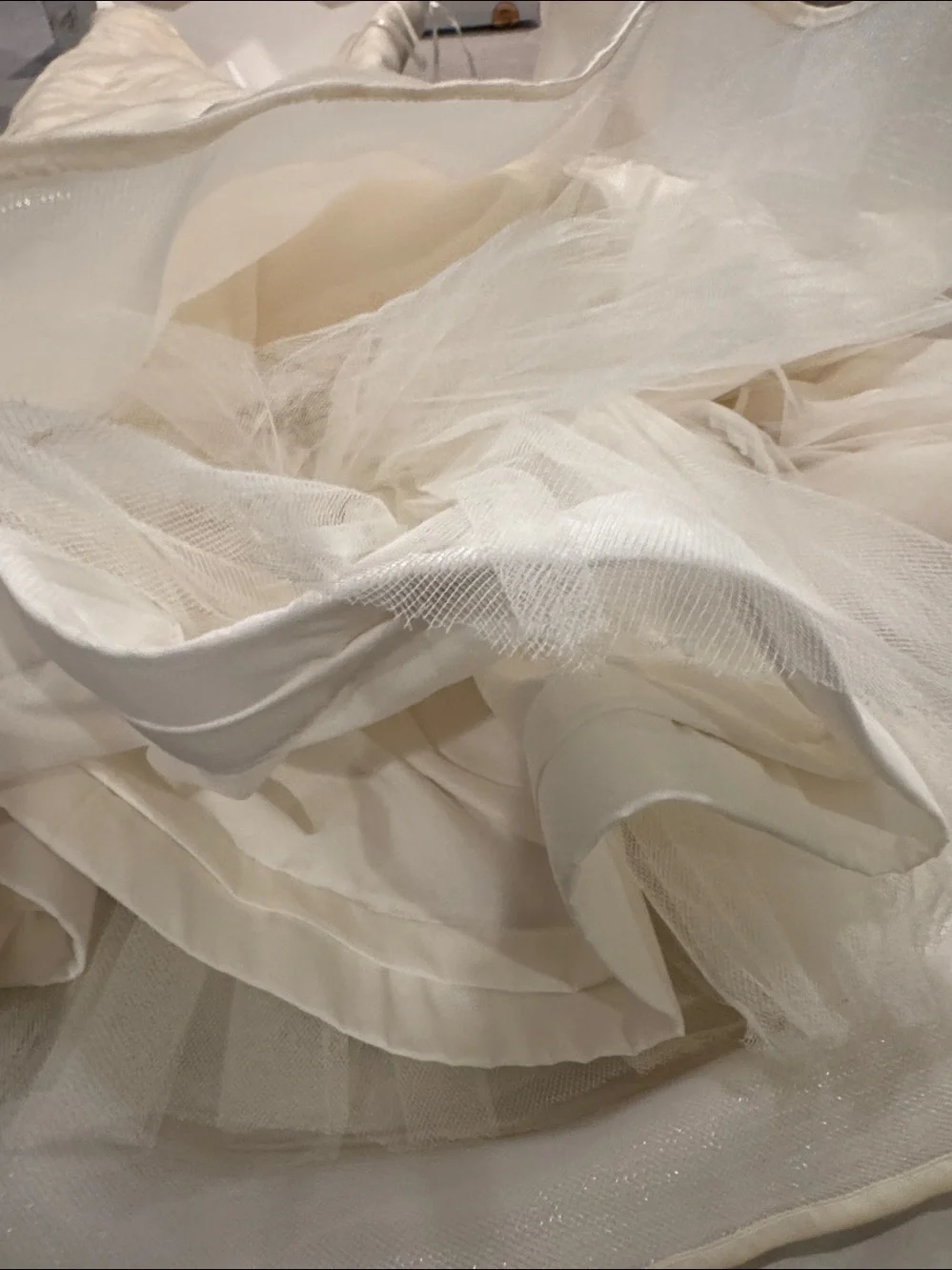 Vera Wang Wedding Gown - Picture 8 of 8